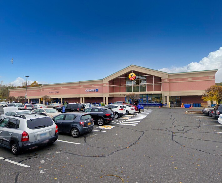 1 Padanaram Rd, Danbury, CT à louer - Photo du bâtiment - Image 2 de 9