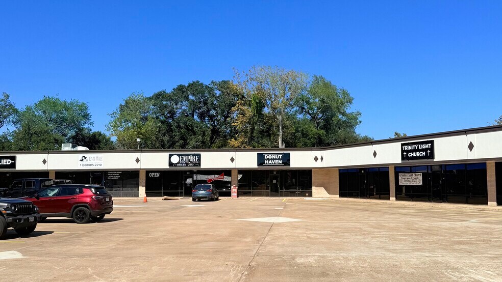 716 W Plantation Dr, Clute, TX à louer - Photo du bâtiment - Image 1 de 6