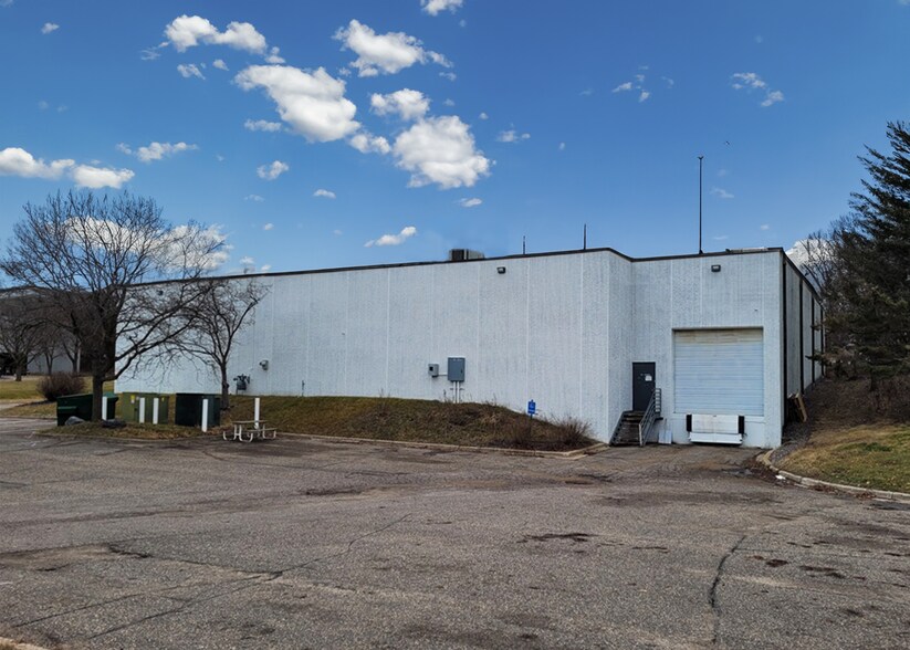 400 Commerce Ct, Vadnais Heights, MN à vendre - Photo du bâtiment - Image 2 de 14