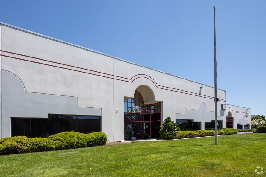 115 Bi-County Blvd, Farmingdale, NY à louer - Photo du bâtiment - Image 2 de 6