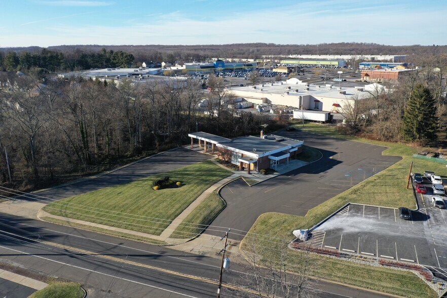 951 Trenton Rd, Fairless Hills, PA à louer - Photo du bâtiment - Image 1 de 11