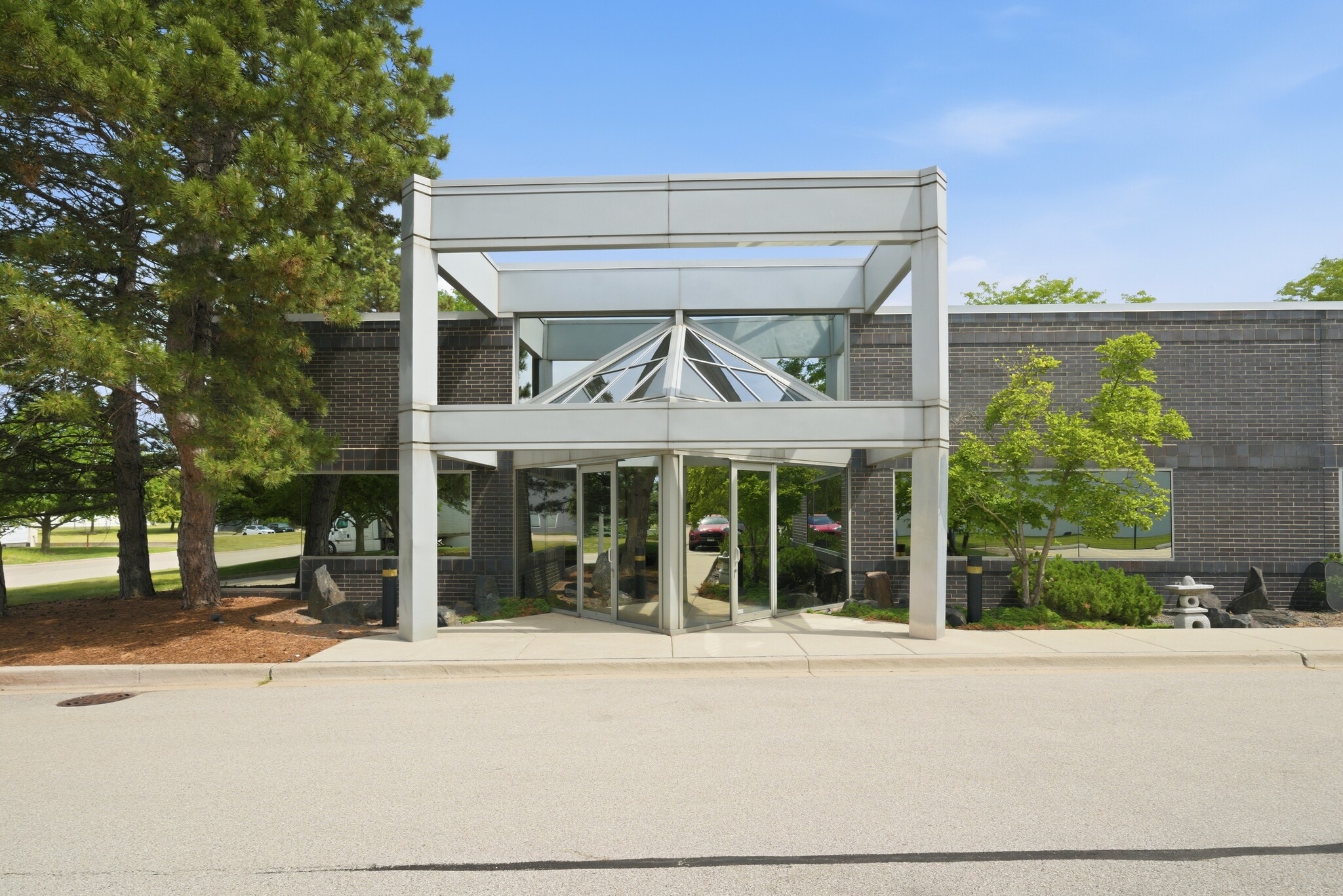 975 Campus Dr, Mundelein, IL for sale Building Photo- Image 1 of 31