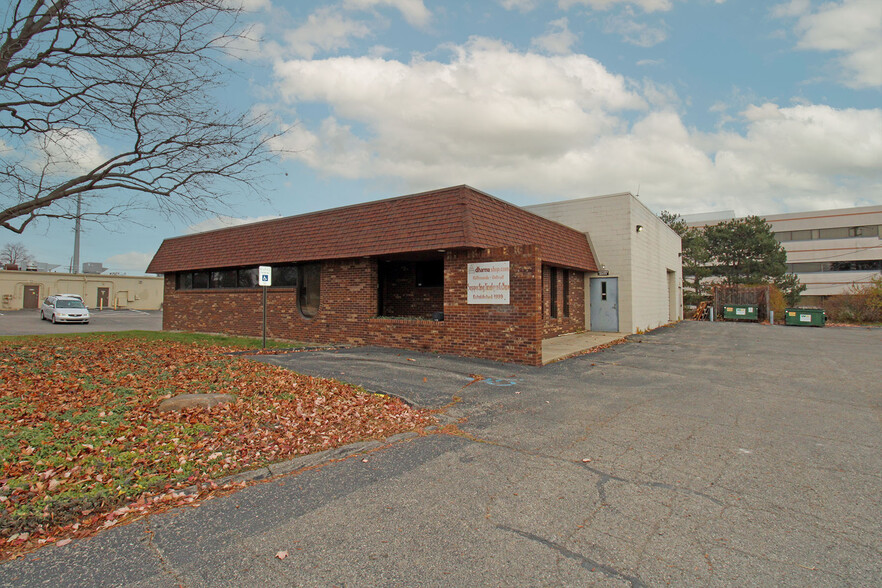 24148 Research Dr, Farmington, MI à vendre - Photo du bâtiment - Image 1 de 1