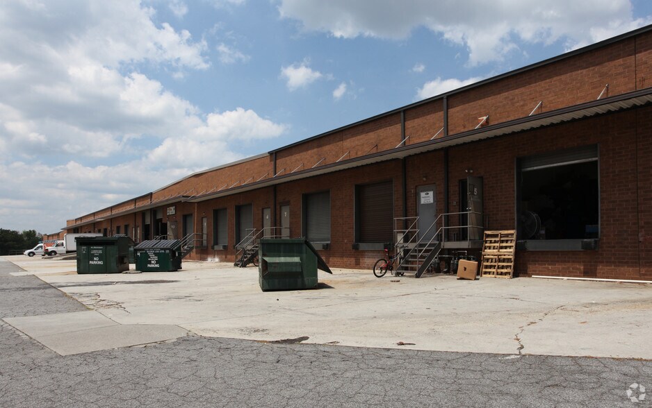 3715 Northcrest Rd, Atlanta, GA à louer - Photo du bâtiment - Image 2 de 5