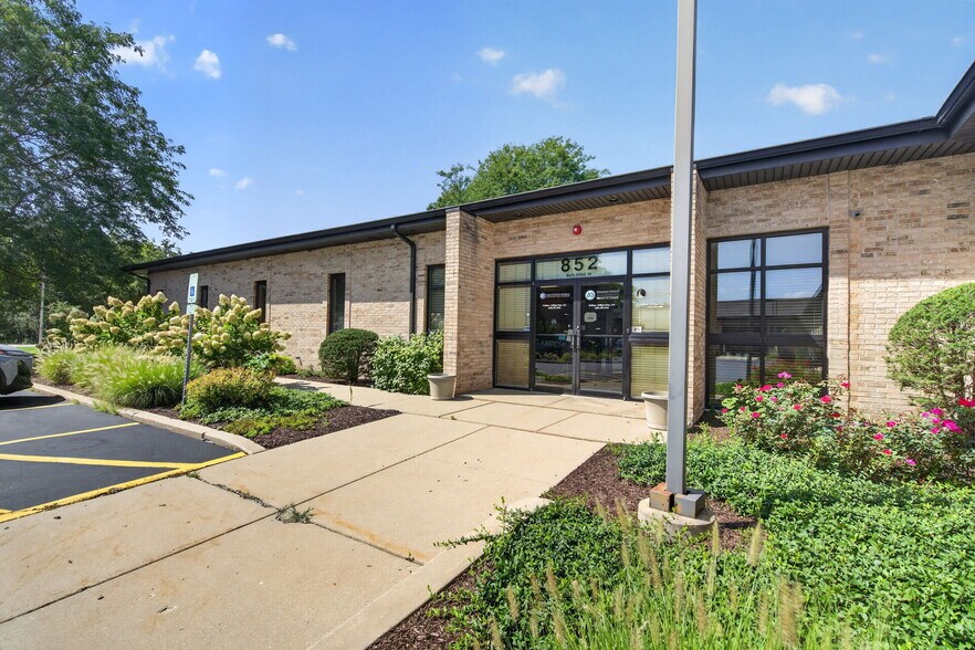 852 W Bartlett Rd, Bartlett, IL à vendre - Photo du bâtiment - Image 3 de 11