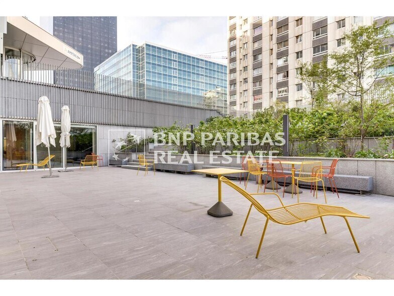 Bureau dans Courbevoie à louer - Photo du bâtiment - Image 2 de 17