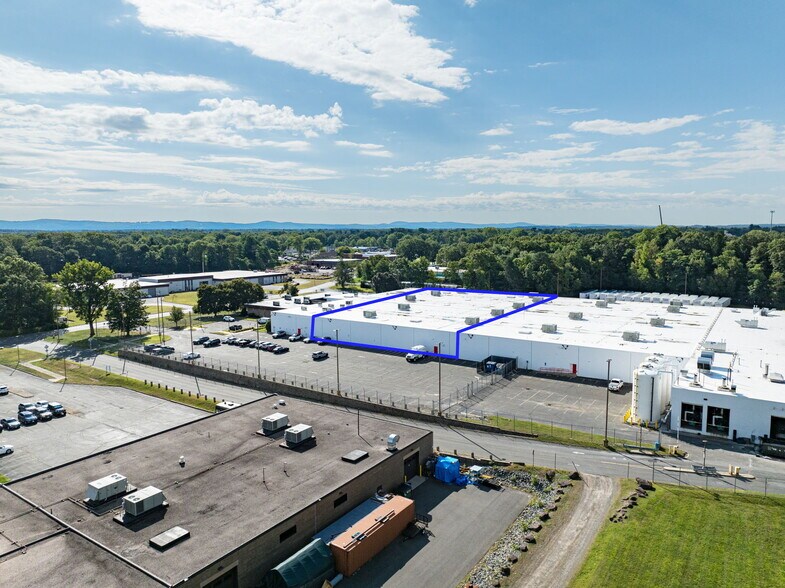 100 Brookdale Dr, Springfield, MA à louer - Photo du bâtiment - Image 3 de 10