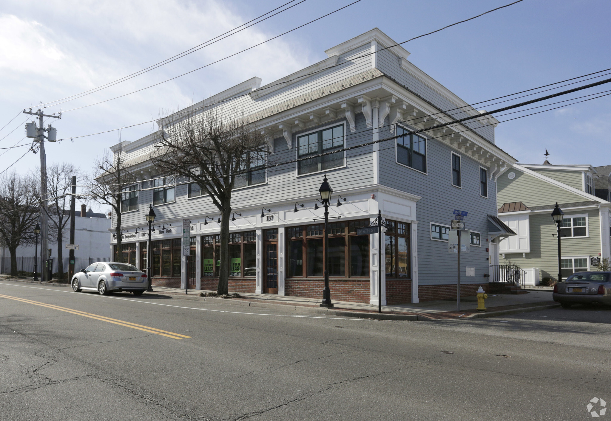 131-137 E Main St, Bay Shore, NY for sale Primary Photo- Image 1 of 1