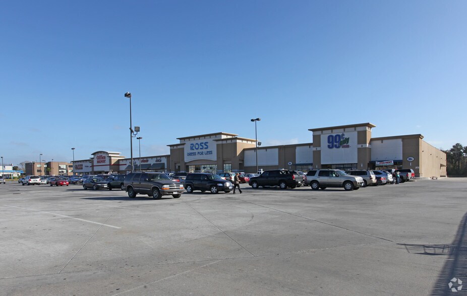 10600-10702 Eastex Fwy, Houston, TX à louer - Photo du bâtiment - Image 2 de 7