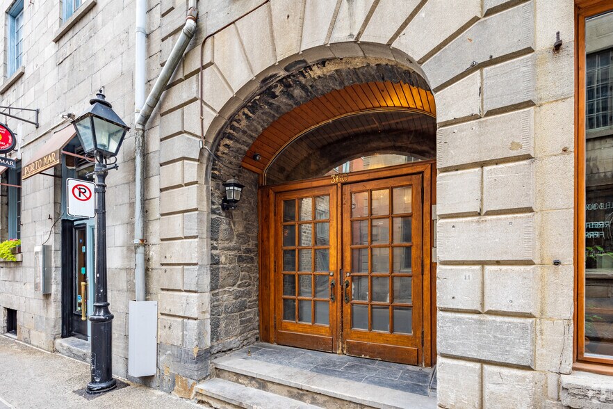 356-360 Rue Saint-François-Xavier, Montréal, QC à louer - Photo du bâtiment - Image 3 de 6