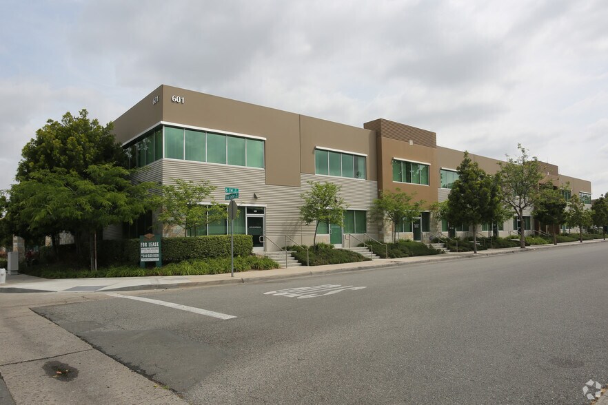 601 N Parkcenter Dr, Santa Ana, CA à louer - Photo du bâtiment - Image 3 de 16