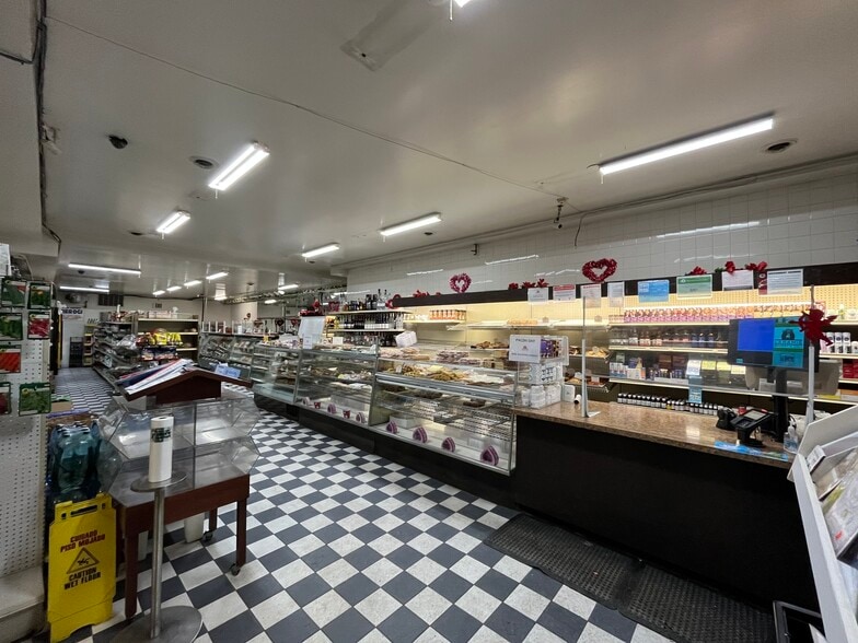 3012 N Laramie Ave, Chicago, IL for sale - Interior Photo - Image 3 of 6