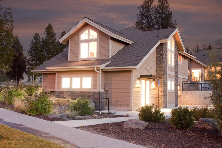 2789 NW Clearwater Dr, Bend, OR for sale - Primary Photo - Image 1 of 6