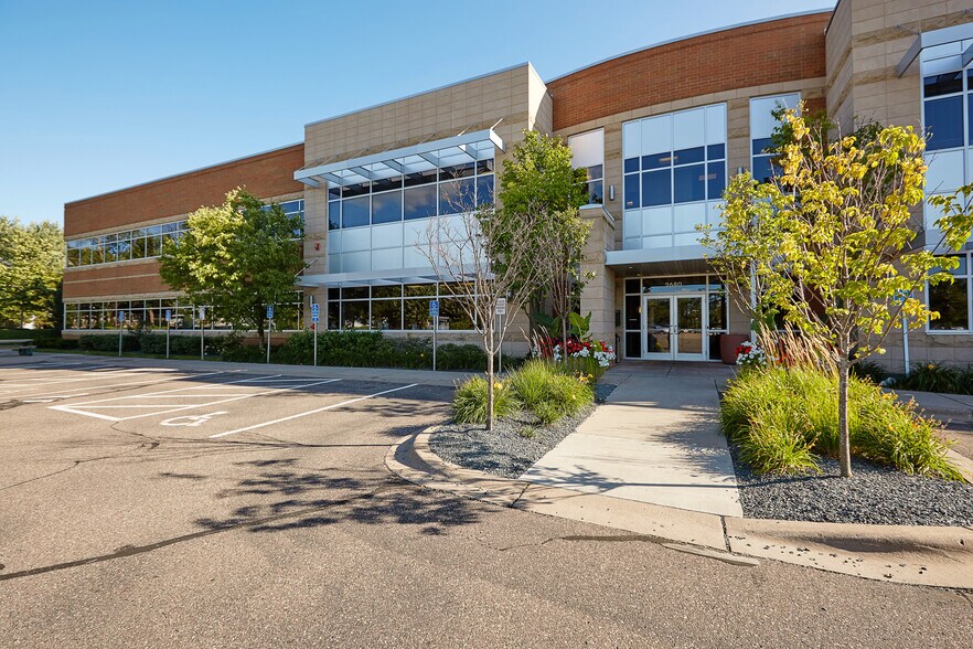 2680 N Snelling Ave, Roseville, MN à louer - Photo du bâtiment - Image 2 de 12