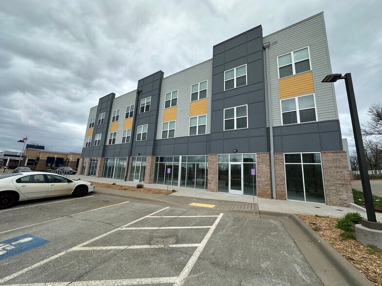 1255 E Chestnut Expy, Springfield, MO à louer - Photo du bâtiment - Image 1 de 6