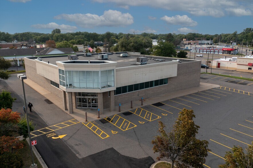 6800 Bass Lake Rd, Crystal, MN à vendre - Photo du bâtiment - Image 2 de 5