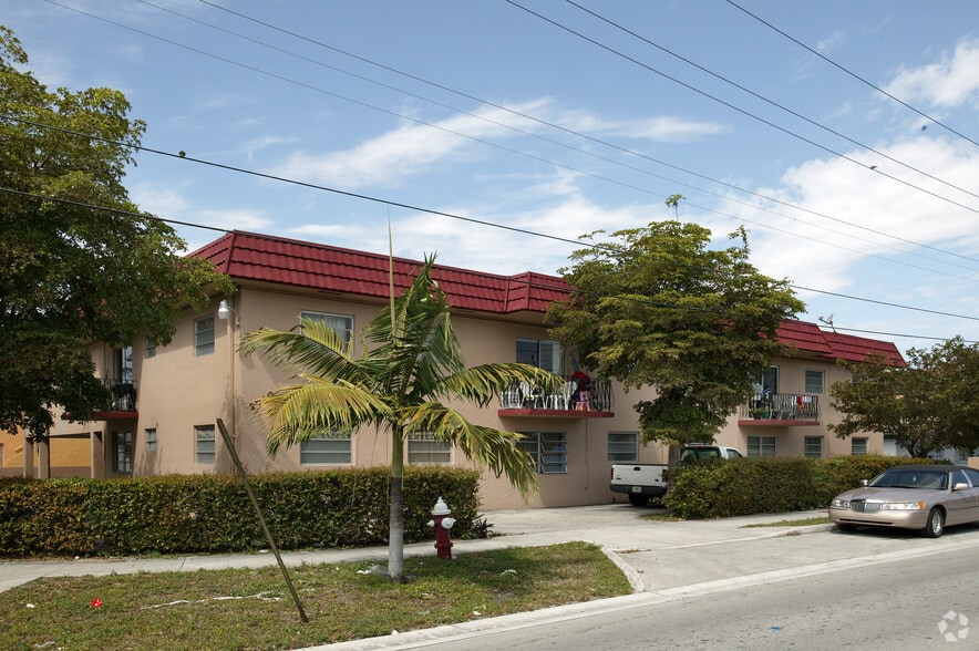 2712 W 10th Ave, Hialeah, FL à louer - Photo principale - Image 1 de 2
