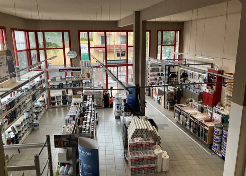 Retail in Houilles for lease - Building Photo - Image 2 of 4