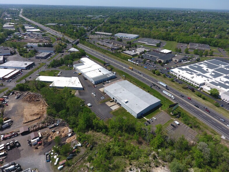 725 County Line Rd, Huntingdon Valley, PA à louer - Photo du bâtiment - Image 1 de 3