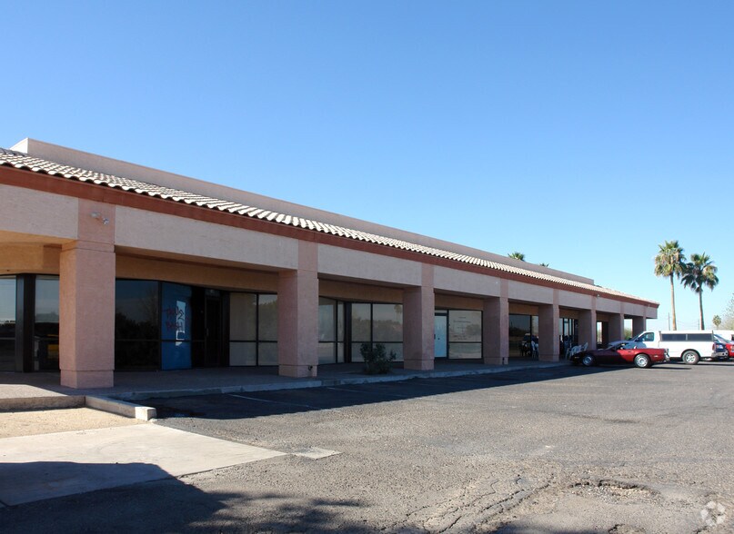 8282 W Camelback Rd, Glendale, AZ à louer - Photo du bâtiment - Image 2 de 2