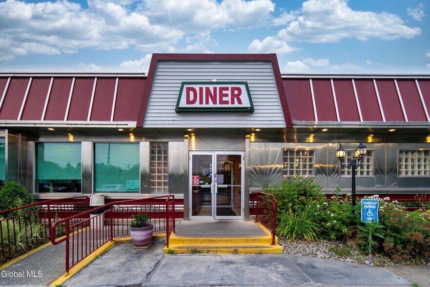 855 Hoosick St, Troy, NY à vendre - Photo du bâtiment - Image 2 de 67