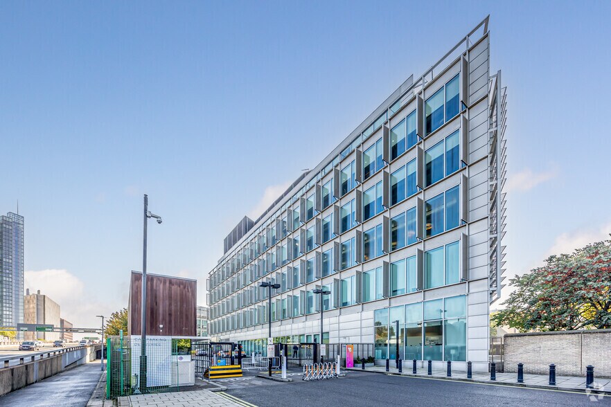 Wood Ln, Londres à louer - Photo du bâtiment - Image 3 de 12