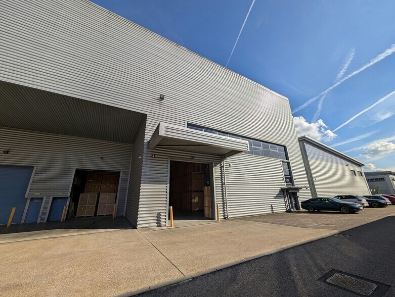 Avro Way, Weybridge à louer - Photo du bâtiment - Image 1 de 6