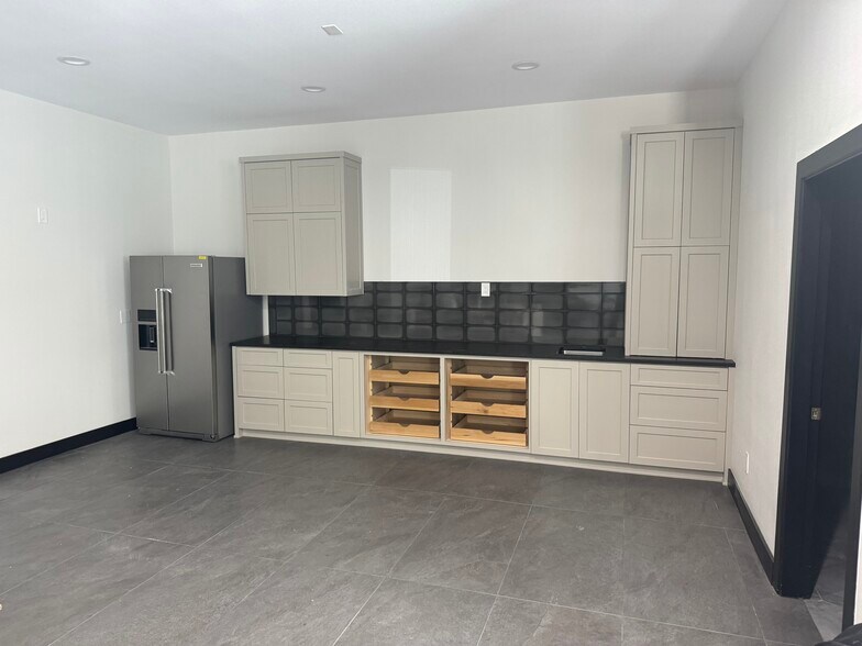 121 W 6th St, Justin, TX à vendre - Photo du bâtiment - Image 2 de 12