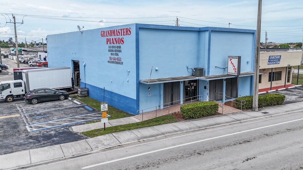 4378 N Dixie Hwy, Oakland Park, FL for sale - Building Photo - Image 2 of 9