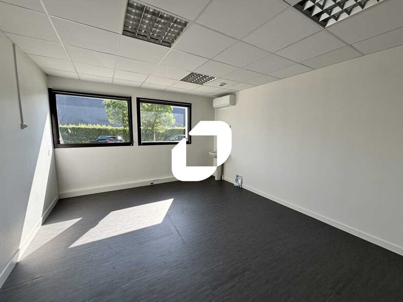 Office in Rillieux-la-Pape for lease - Building Photo - Image 1 of 24