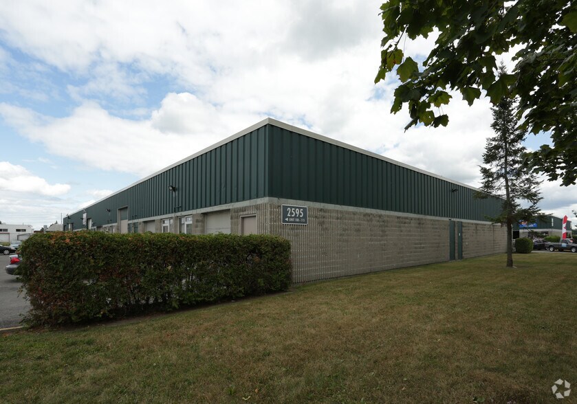 2595 Blackwell St, Ottawa, ON à louer - Photo du bâtiment - Image 2 de 3