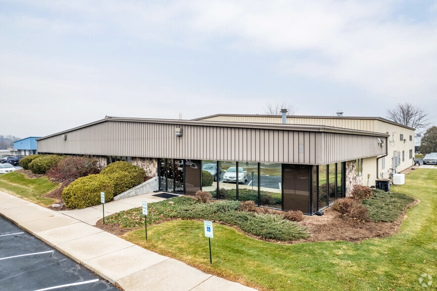 2241 Pinehurst Dr, Middleton, WI for sale - Primary Photo - Image 1 of 19
