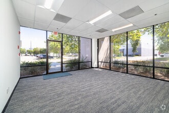 1811 Riverview Dr, San Bernardino, CA à louer Hall d’entrée- Image 2 de 18