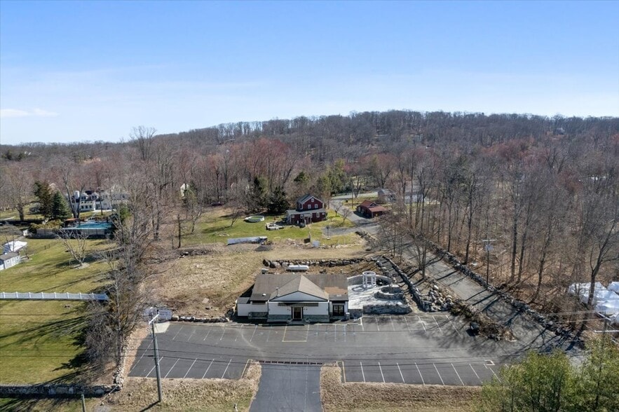 439 Candlewood Lake Rd, Brookfield, CT à vendre - Photo du bâtiment - Image 2 de 17