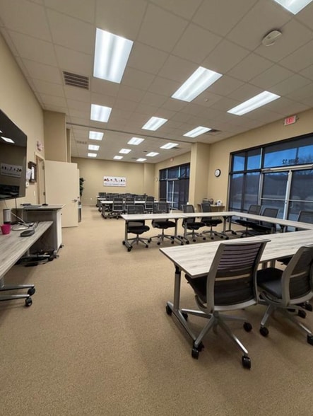 1641 W 15th St, Fayetteville, AR for lease - Building Photo - Image 3 of 12