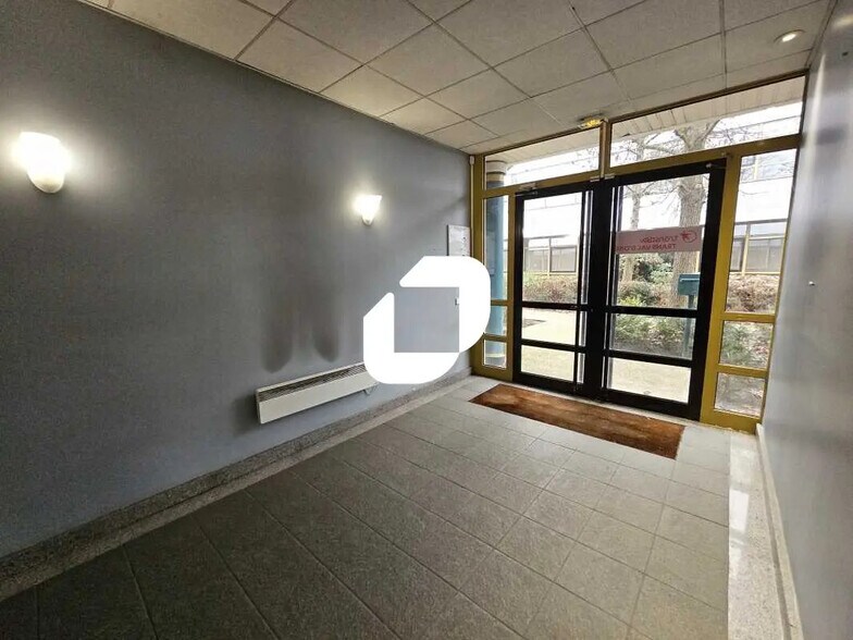 Office in Villepinte for lease - Lobby - Image 1 of 14
