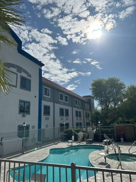 2548 E Medina Rd, Tucson, AZ à vendre - Photo du bâtiment - Image 3 de 13