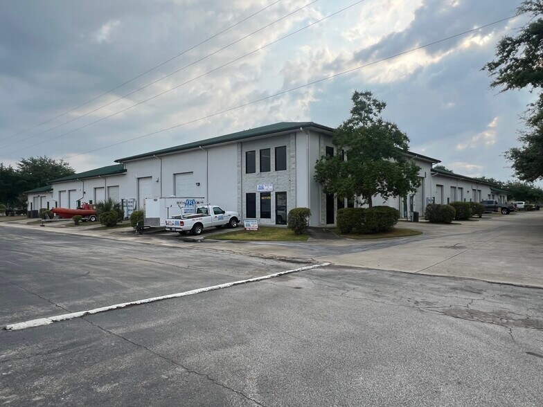 1506-1634 Old Daytona Cir, Deland, FL à louer - Photo du bâtiment - Image 3 de 10