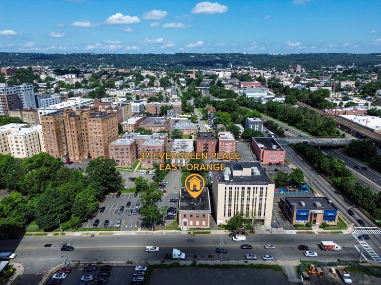 37 Evergreen Pl, East Orange, NJ for lease - Primary Photo - Image 1 of 15