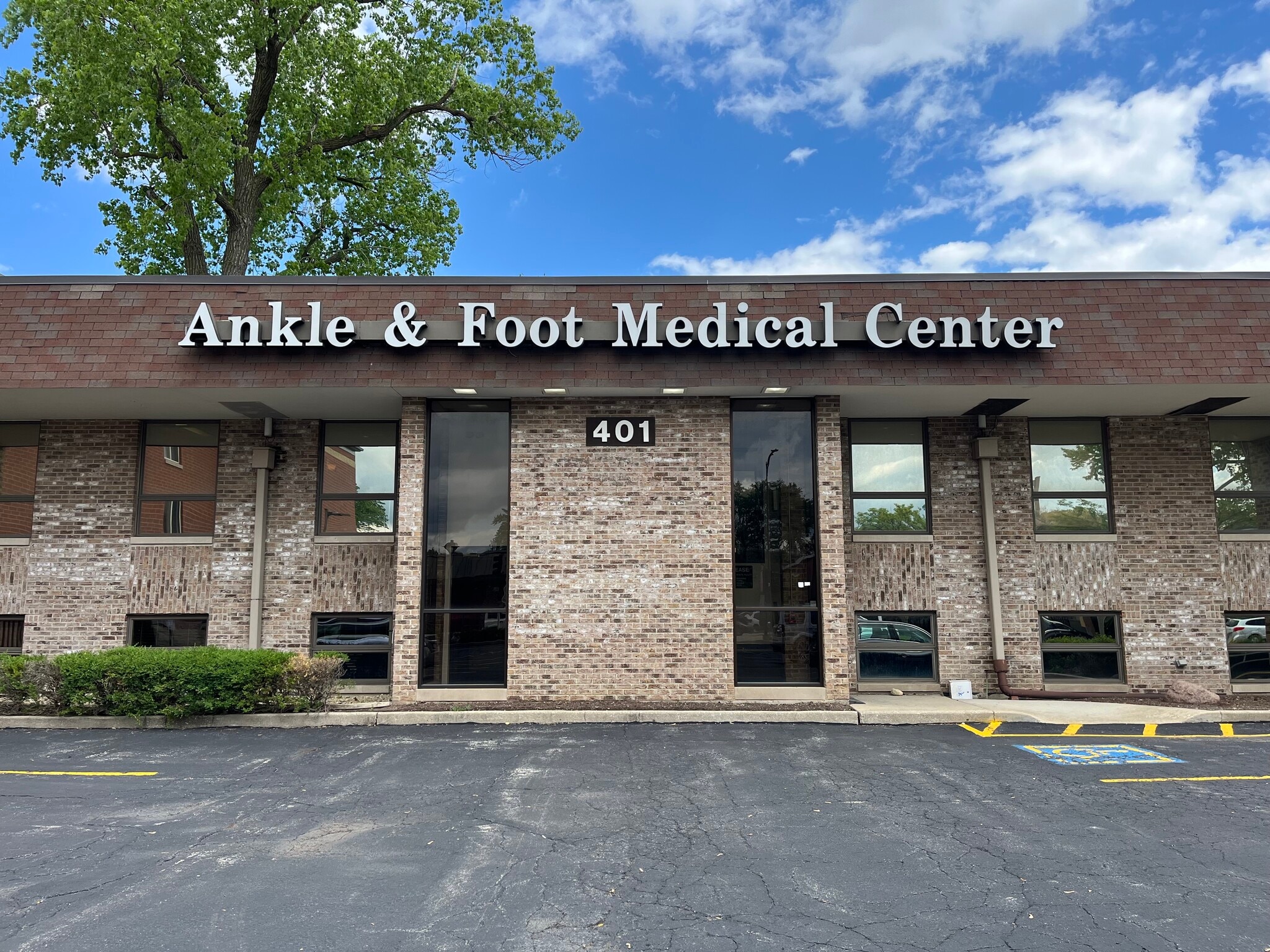 401 N York St, Elmhurst, IL for lease Building Photo- Image 1 of 13