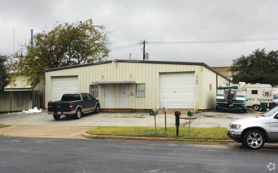 9708 Gray Blvd, Austin, TX à louer - Photo du bâtiment - Image 2 de 2