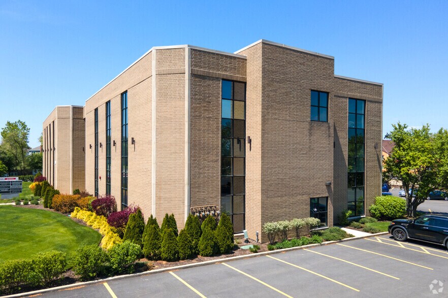 700 E Ogden Ave, Westmont, IL à louer - Photo du bâtiment - Image 2 de 22