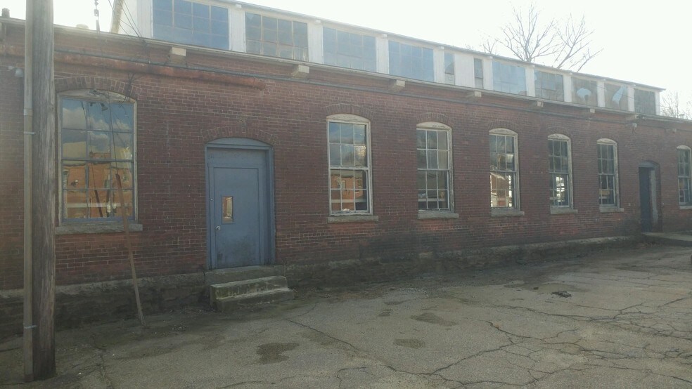 142 E Britannia St, Taunton, MA à louer - Photo du bâtiment - Image 1 de 2