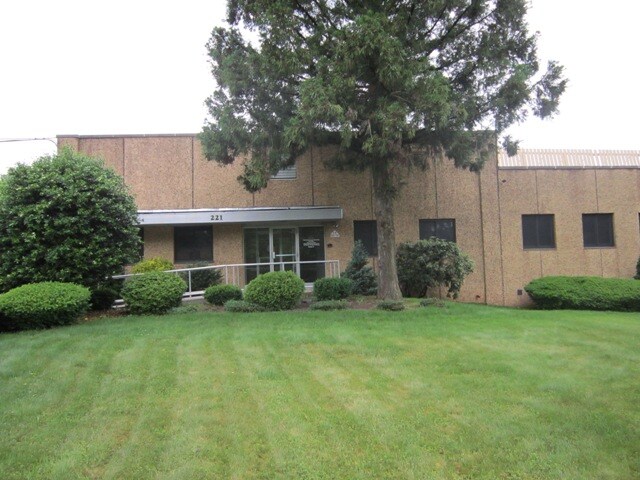 221-223 Stirling Rd, Warren, NJ à louer - Photo du bâtiment - Image 2 de 4