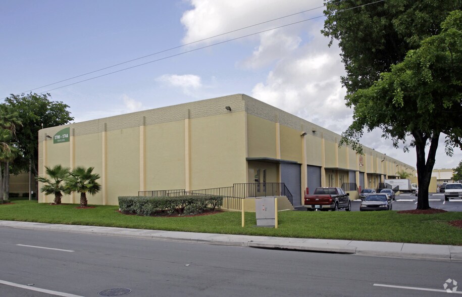 1700-1744 NW 82nd Ave, Doral, FL à louer - Photo principale - Image 1 de 6