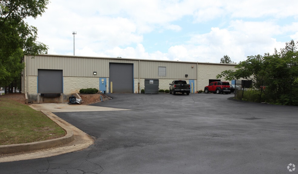 631 Indian Trail Lilburn Rd, Lilburn, GA for lease - Building Photo - Image 2 of 4