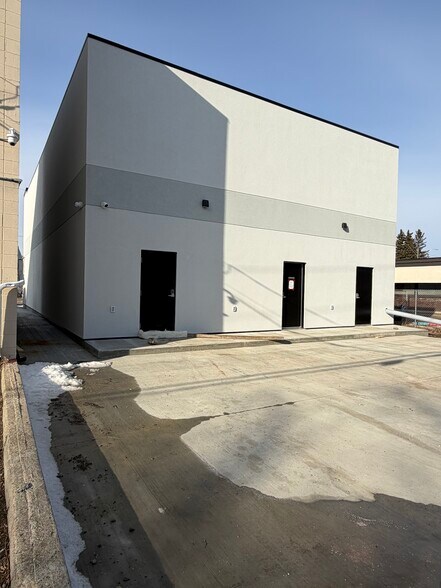 5011 49 Av, Leduc, AB à louer - Photo du bâtiment - Image 3 de 3