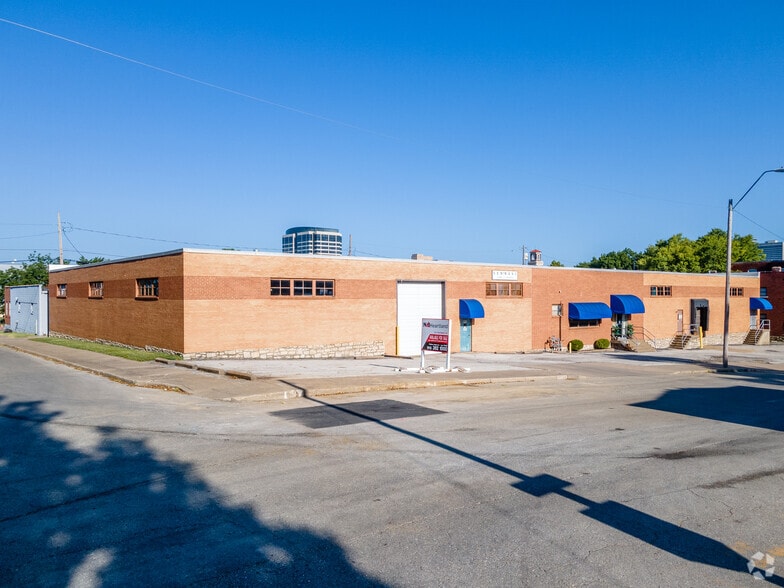 2718 Holmes St, Kansas City, MO for lease - Building Photo - Image 2 of 6