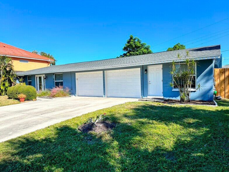 2131 Montclair Dr, Sarasota, FL à vendre - Photo du bâtiment - Image 2 de 8