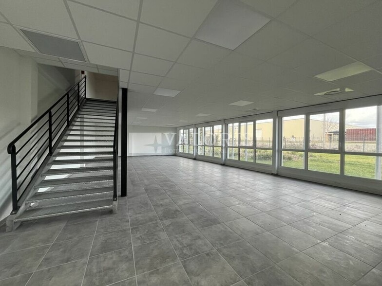 Flex in Genay for lease - Interior Photo - Image 3 of 9